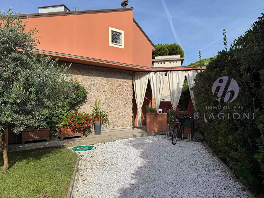 Immagine 3 di Casa bifamiliare in vendita  a Camaiore