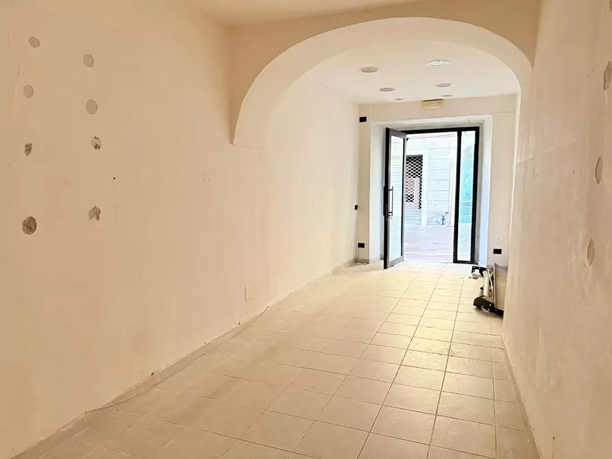 Immagine 2 di Locale commerciale in vendita  a Massa