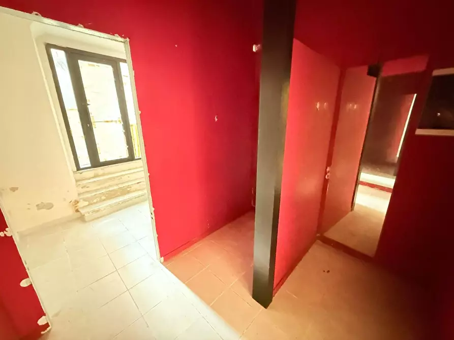 Immagine 4 di Locale commerciale in vendita  a Massa