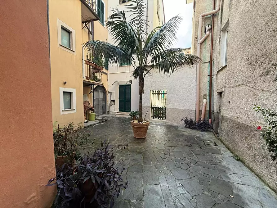 Immagine 5 di Locale commerciale in vendita  a Massa