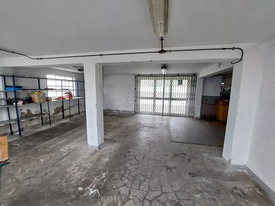 Immagine 10 di Capannone industriale in vendita  a Massarosa