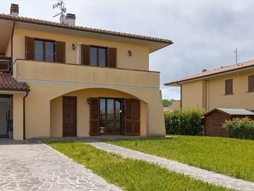 Immagine 2 di Casa bifamiliare in vendita  a San Giuliano Terme