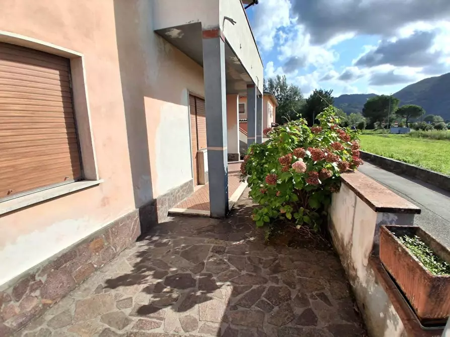 Immagine 1 di Appartamento in vendita  a Lucca