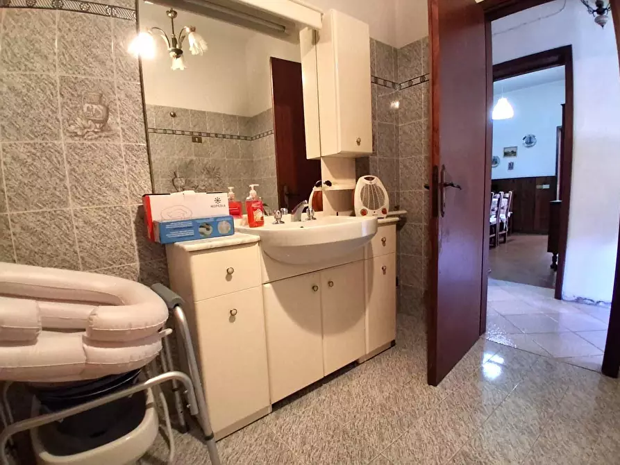 Immagine 17 di Appartamento in vendita  a Lucca