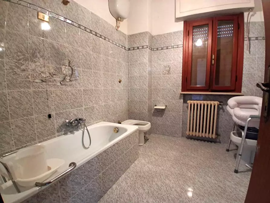 Immagine 18 di Appartamento in vendita  a Lucca