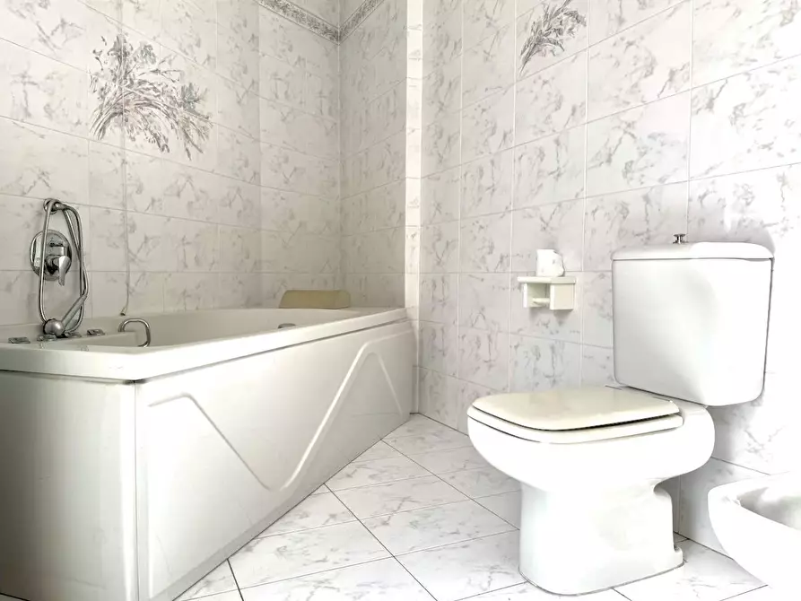 Immagine 22 di Appartamento in vendita  a Massa