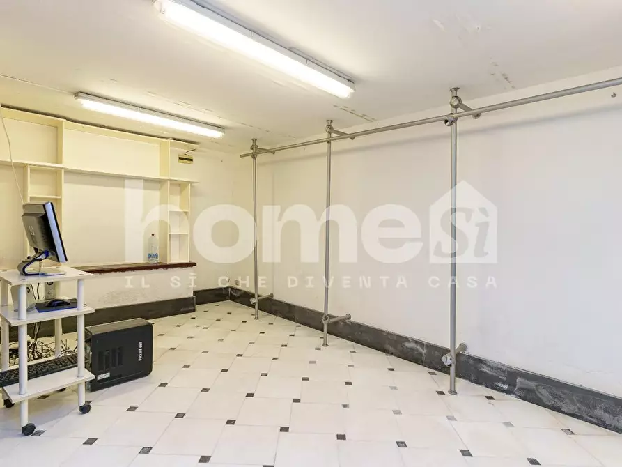 Immagine 25 di Negozio in vendita  a Catania