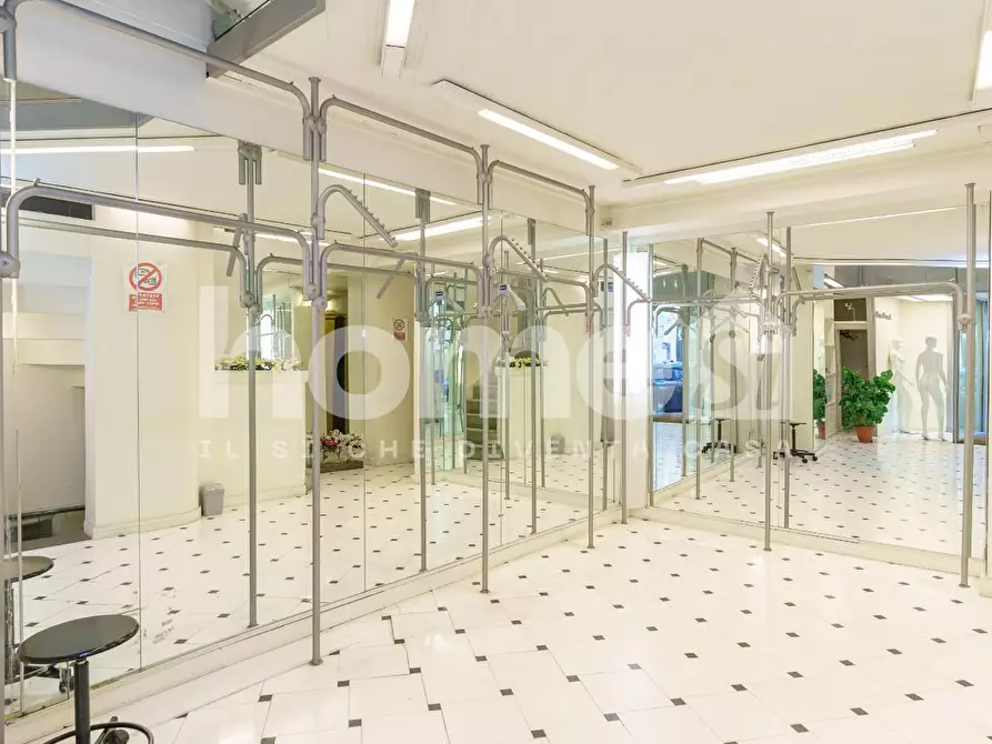 Immagine 7 di Negozio in vendita  a Catania