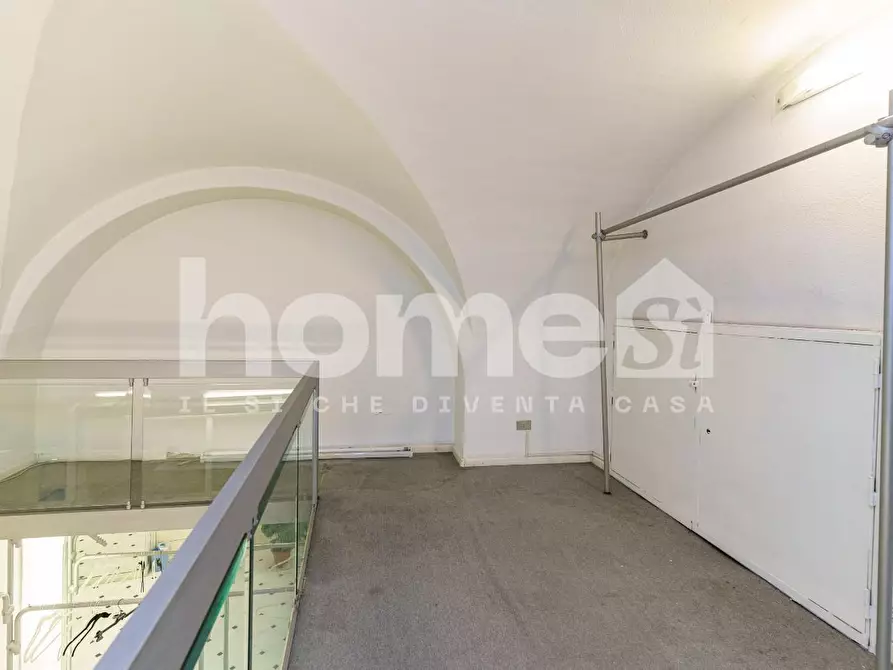 Immagine 13 di Negozio in affitto  a Catania