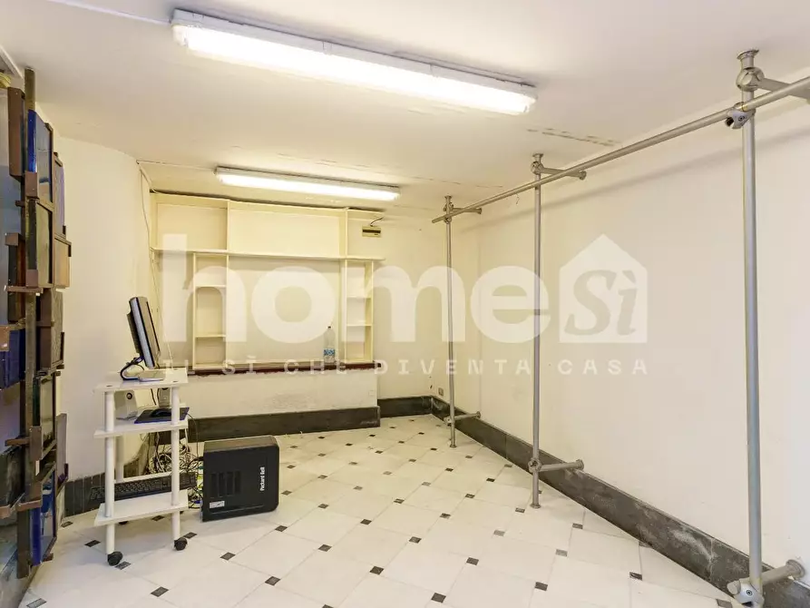 Immagine 25 di Negozio in affitto  a Catania