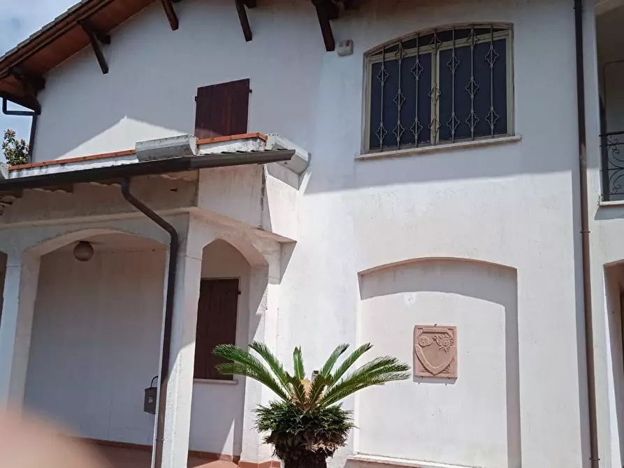 Immagine 2 di Villa in vendita  a Massa