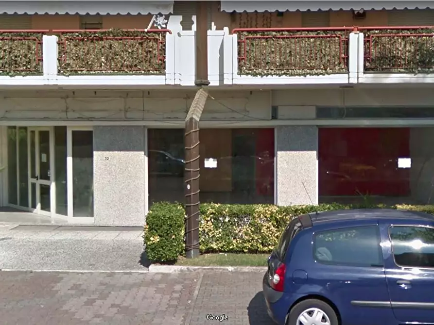 Immagine 2 di Locale commerciale in vendita  a Massa