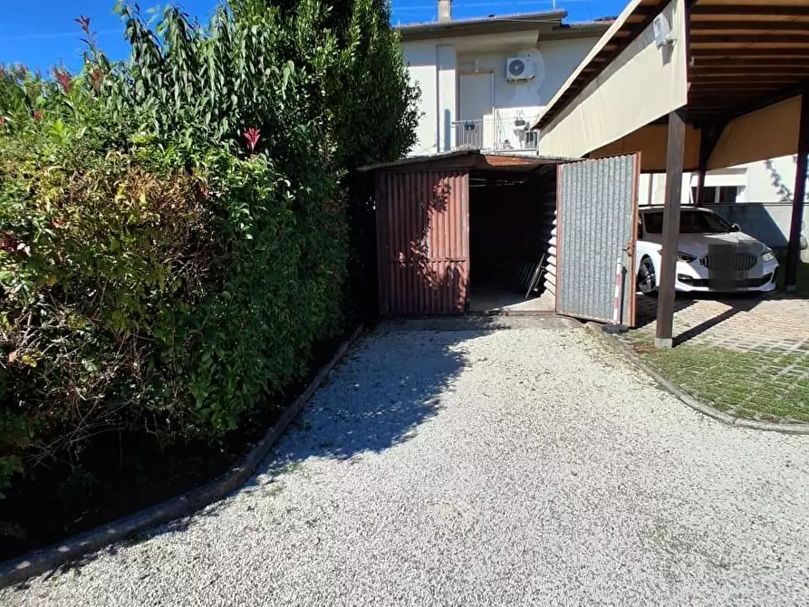 Immagine 4 di Villa in vendita  a Lucca