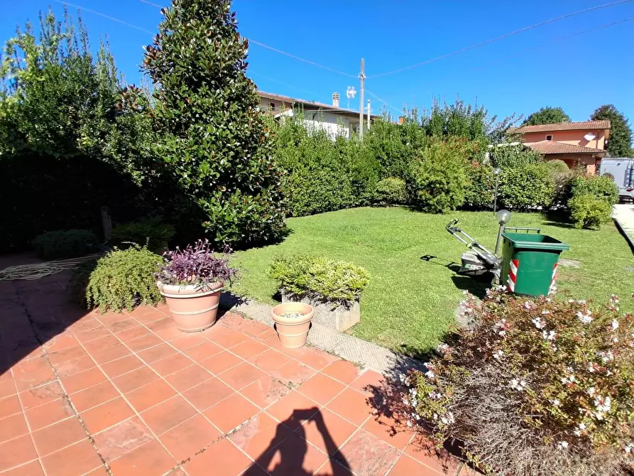 Immagine 2 di Villa in vendita  a Lucca