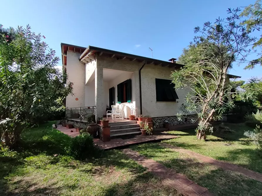 Immagine 2 di Villa in vendita  a Massa
