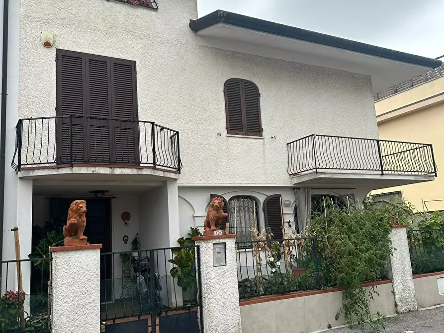 Immagine 1 di Casa bifamiliare in vendita  a Viareggio