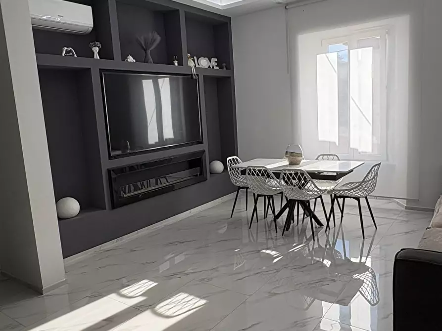 Immagine 2 di Appartamento in vendita  a Montignoso