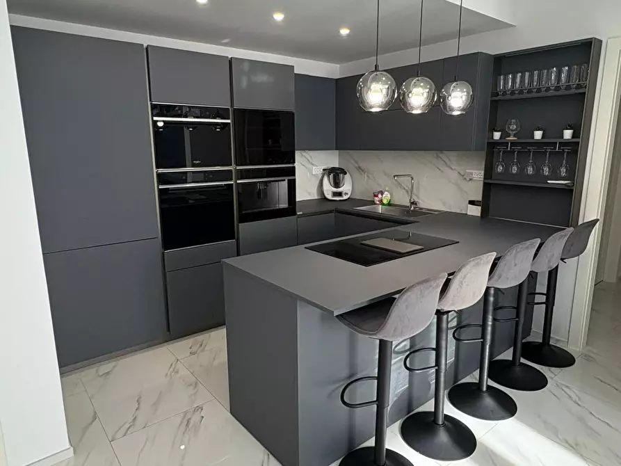 Immagine 4 di Appartamento in vendita  a Montignoso