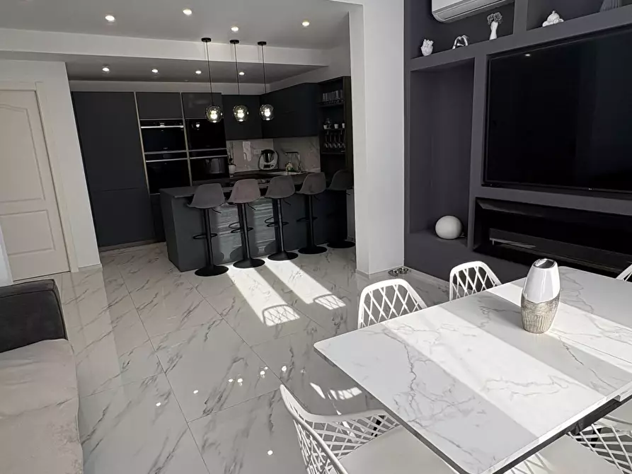 Immagine 1 di Appartamento in vendita  a Montignoso