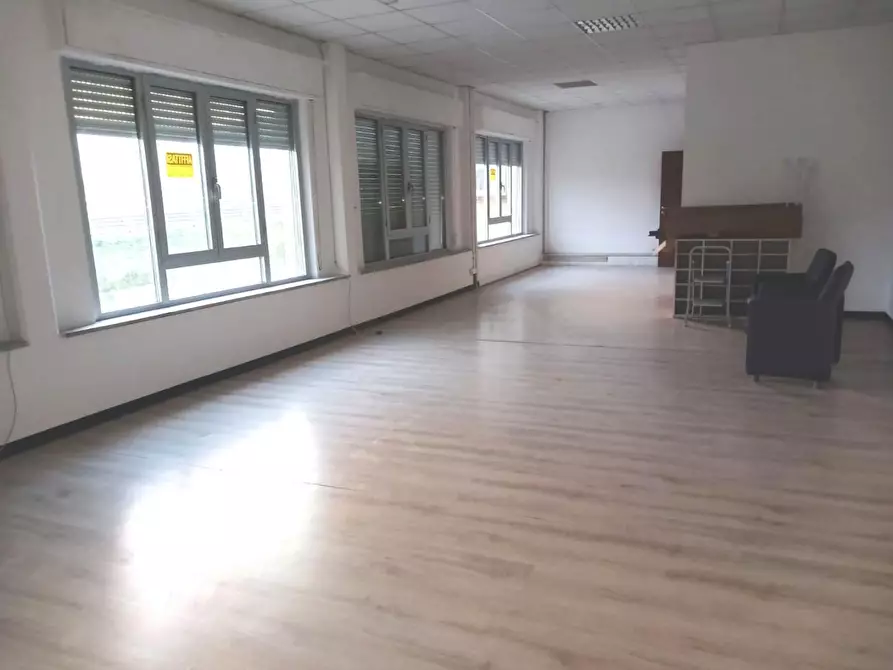 Immagine 2 di Locale commerciale in affitto  a Lucca