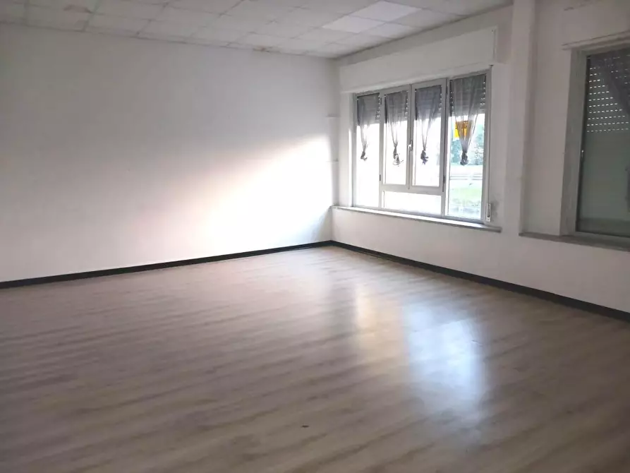 Immagine 4 di Locale commerciale in affitto  a Lucca