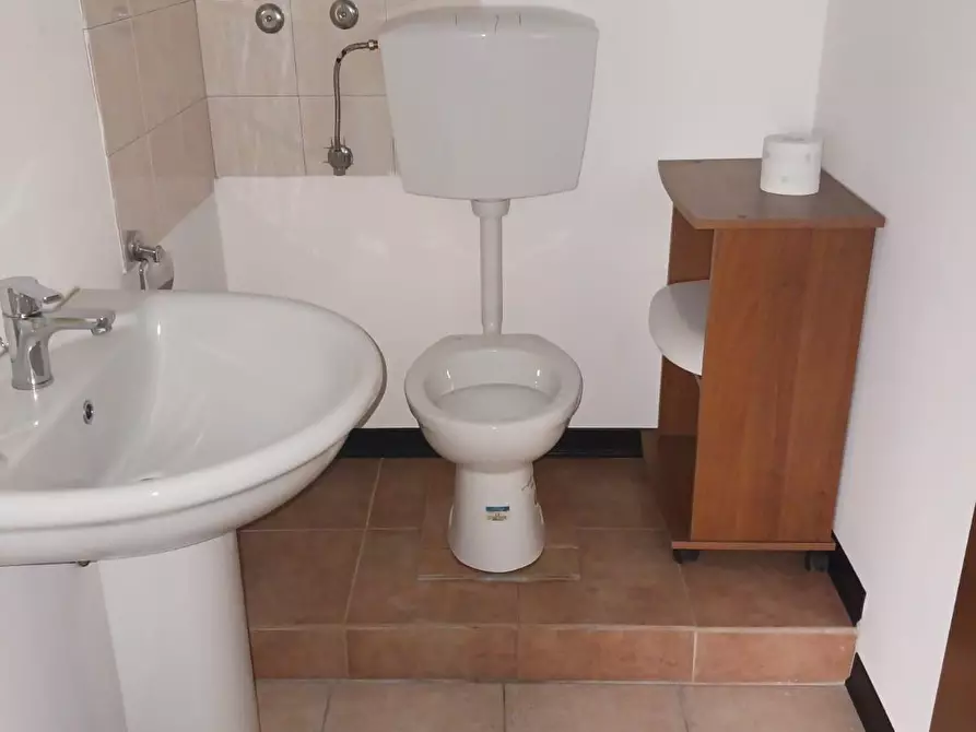 Immagine 6 di Locale commerciale in affitto  a Lucca