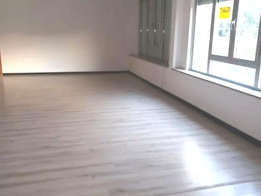 Immagine 3 di Locale commerciale in affitto  a Lucca