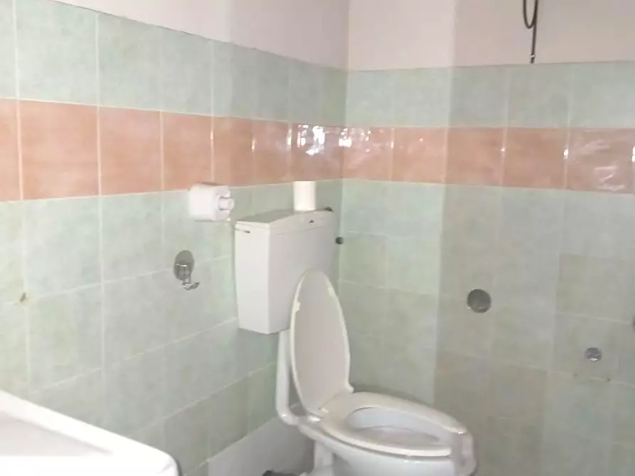 Immagine 8 di Locale commerciale in affitto  a Lucca