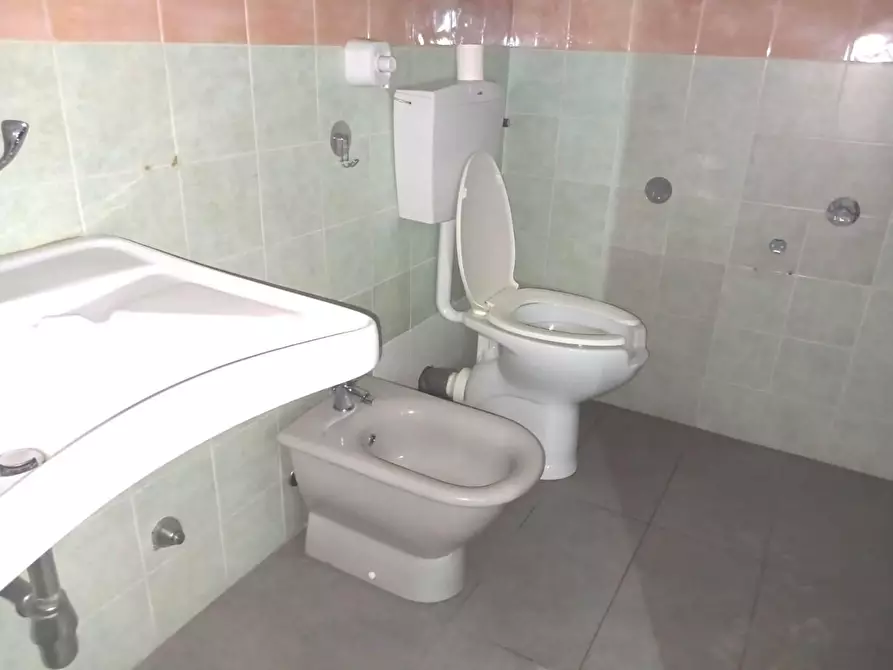 Immagine 7 di Locale commerciale in affitto  a Lucca