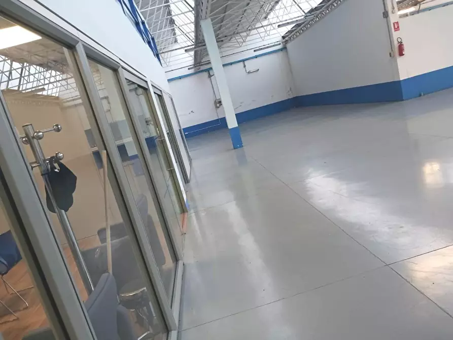 Immagine 4 di Locale commerciale in affitto  a Lucca