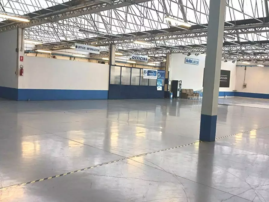 Immagine 8 di Locale commerciale in affitto  a Lucca