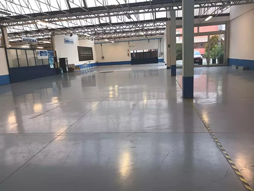 Immagine 5 di Locale commerciale in affitto  a Lucca