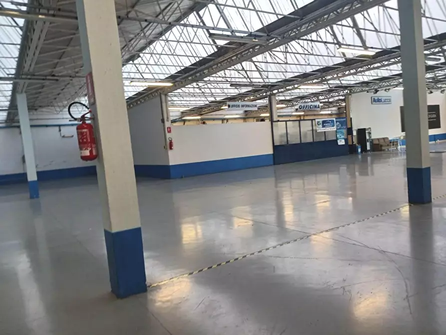 Immagine 6 di Locale commerciale in affitto  a Lucca