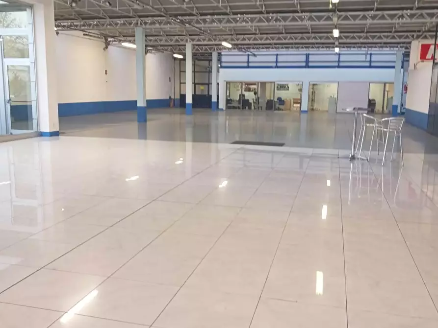 Immagine 2 di Locale commerciale in affitto  a Lucca