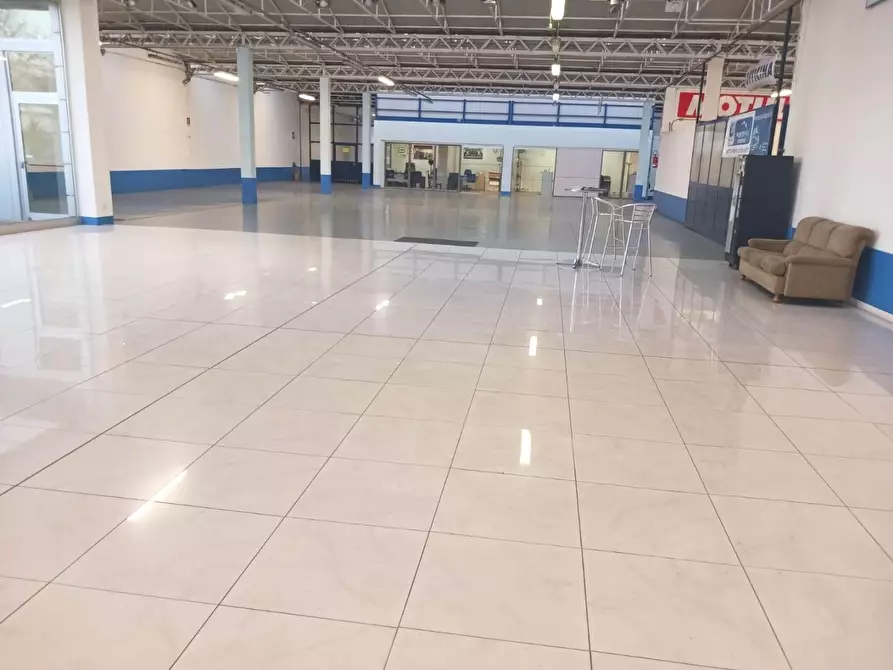 Immagine 1 di Locale commerciale in affitto  a Lucca