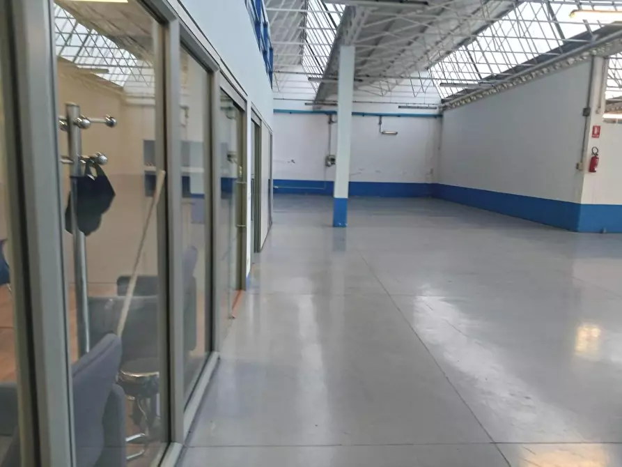 Immagine 3 di Locale commerciale in affitto  a Lucca