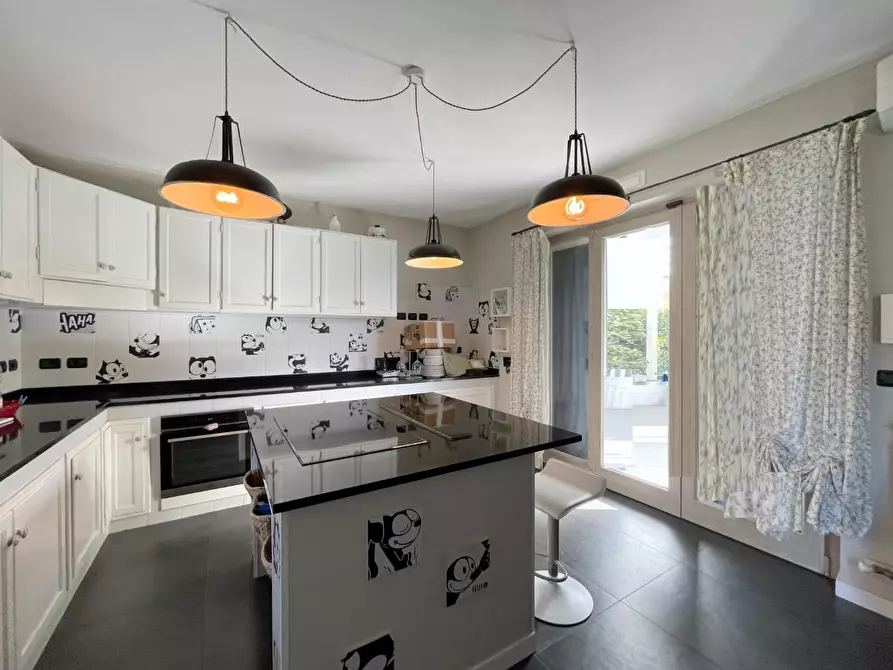 Immagine 9 di Villa in vendita  a Massarosa