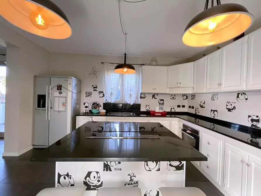 Immagine 2 di Villa in vendita  a Massarosa