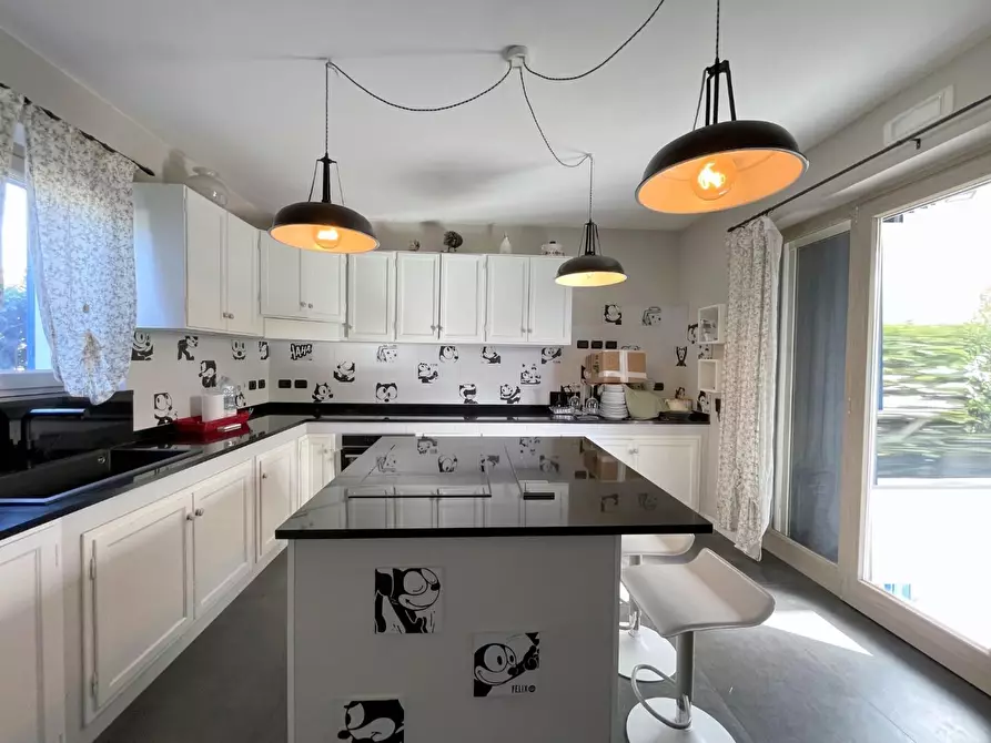 Immagine 8 di Villa in vendita  a Massarosa