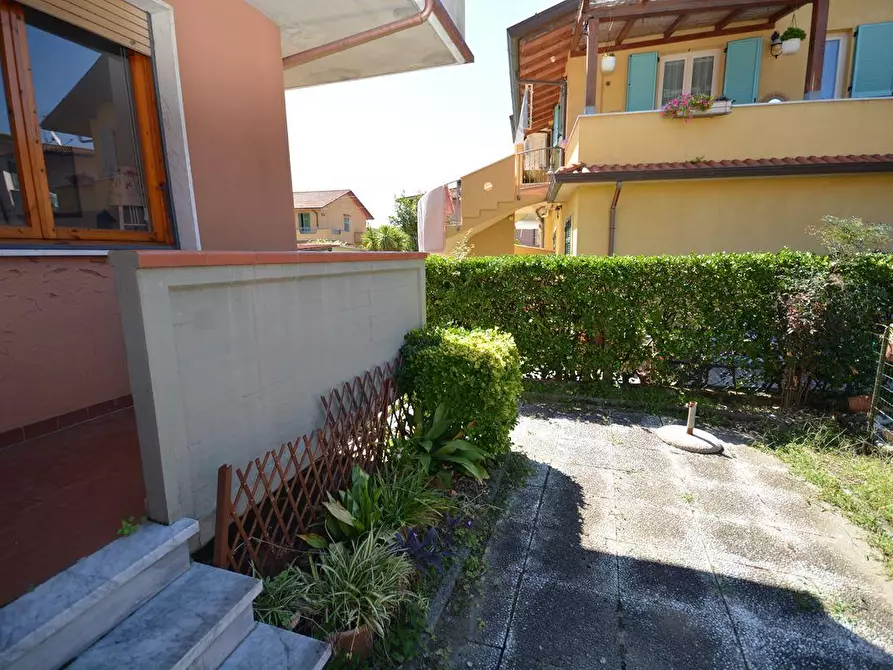 Immagine 21 di Appartamento in vendita  a Massa