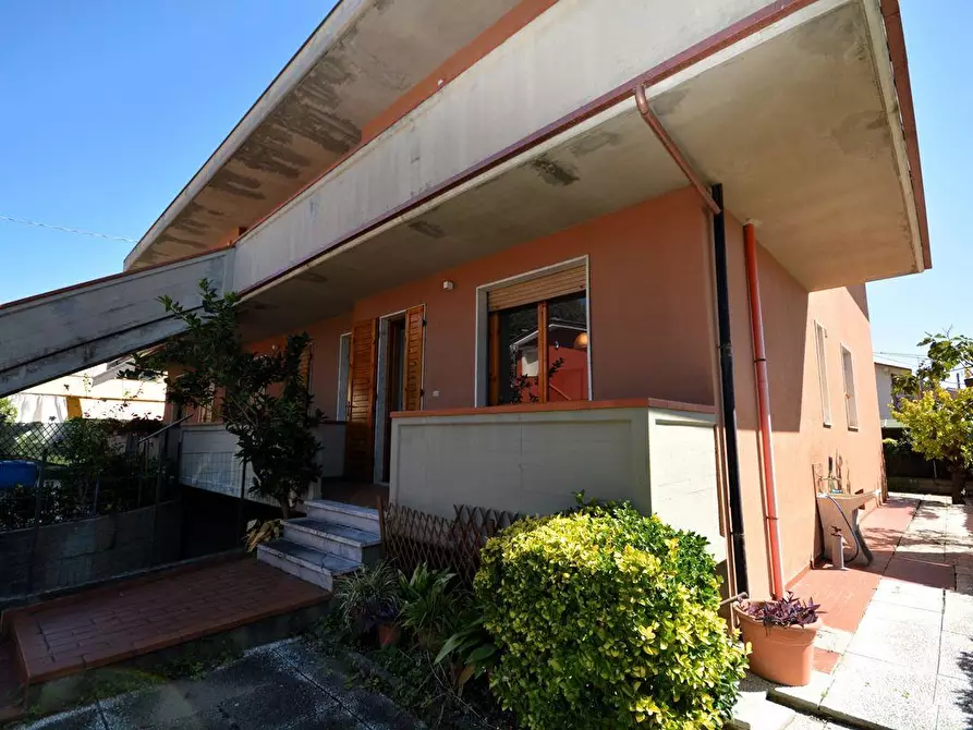 Immagine 1 di Appartamento in vendita  a Massa