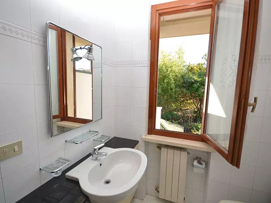 Immagine 11 di Villetta a schiera in vendita  a Montignoso