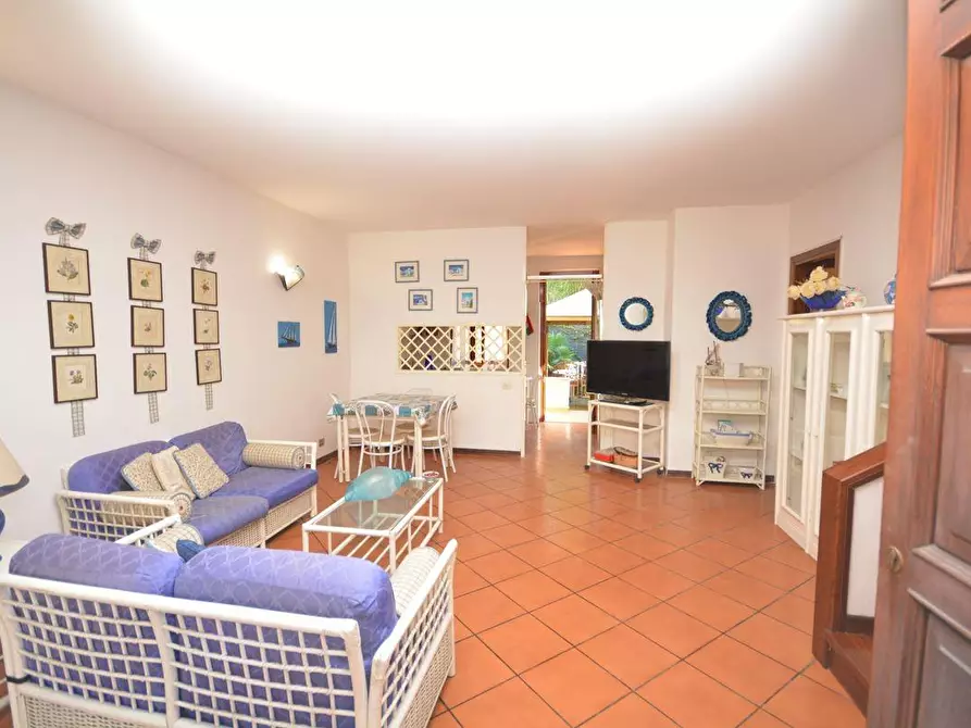 Immagine 2 di Villetta a schiera in vendita  a Montignoso