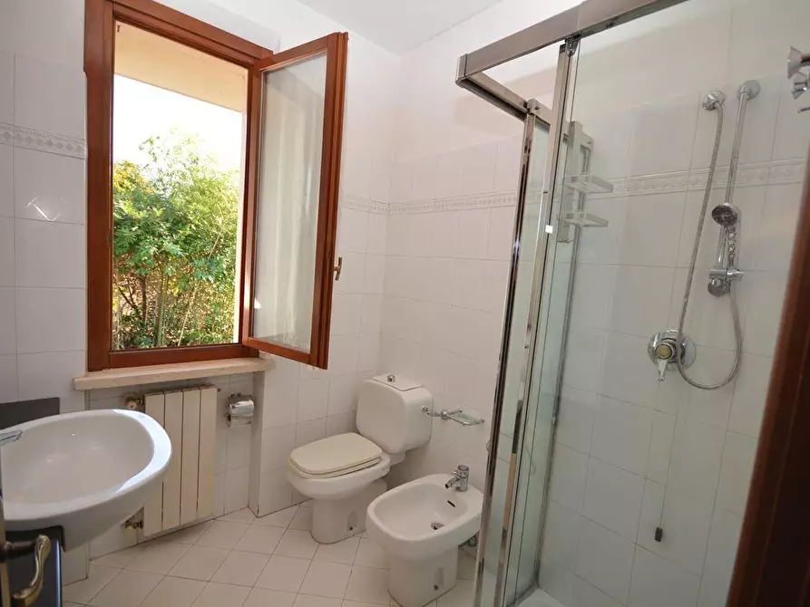 Immagine 10 di Villetta a schiera in vendita  a Montignoso