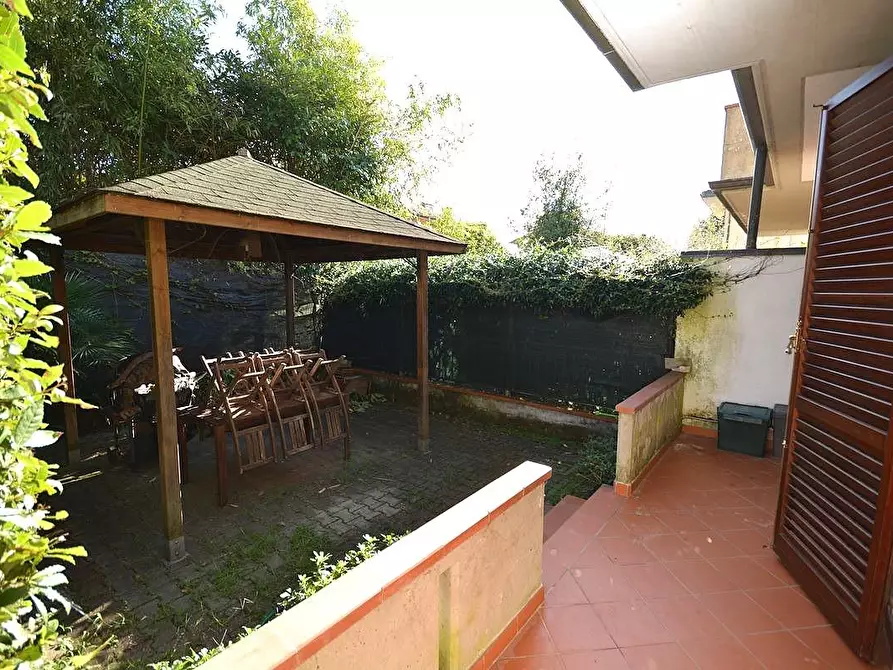 Immagine 5 di Villetta a schiera in vendita  a Montignoso