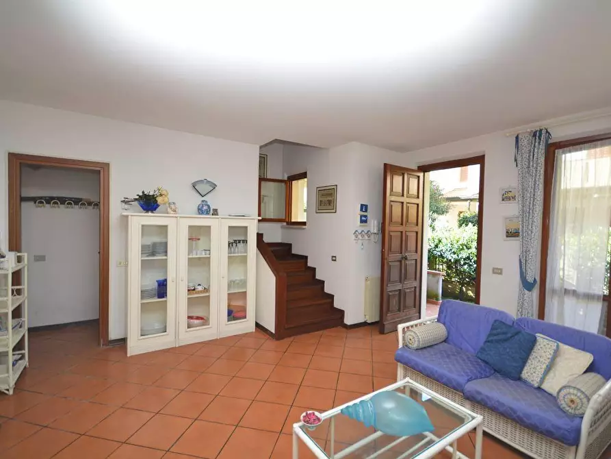 Immagine 1 di Villetta a schiera in vendita  a Montignoso