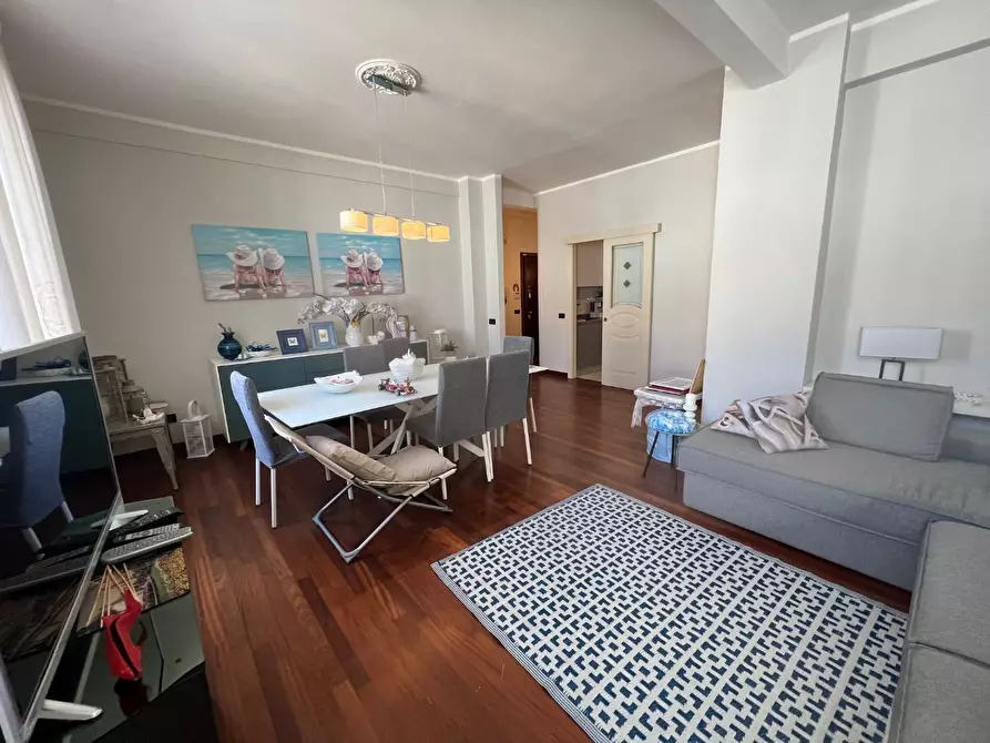 Immagine 1 di Appartamento in vendita  a Viareggio