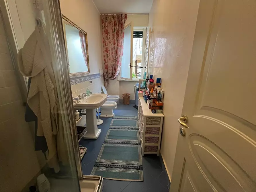 Immagine 11 di Appartamento in vendita  a Viareggio