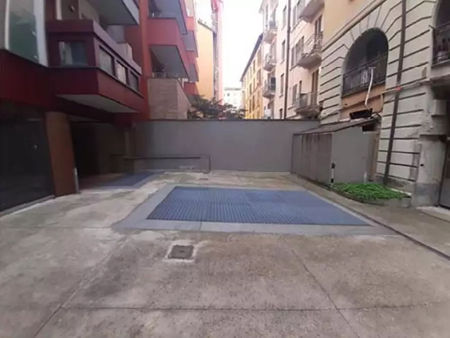 Immagine 2 di Magazzino in vendita  a Milano