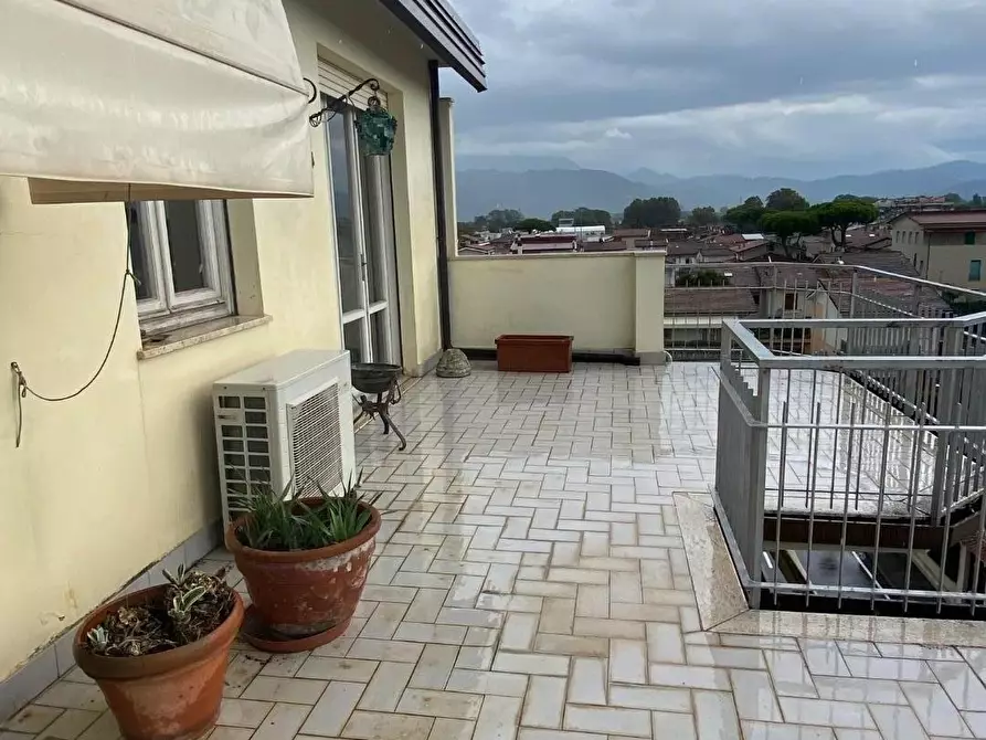 Immagine 23 di Mansarda in vendita  a Viareggio